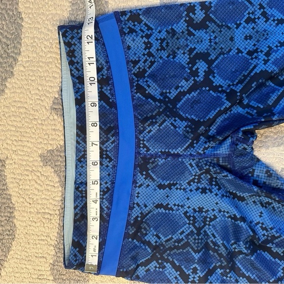 Lululemon blue snake print crops - Picture 4 of 6